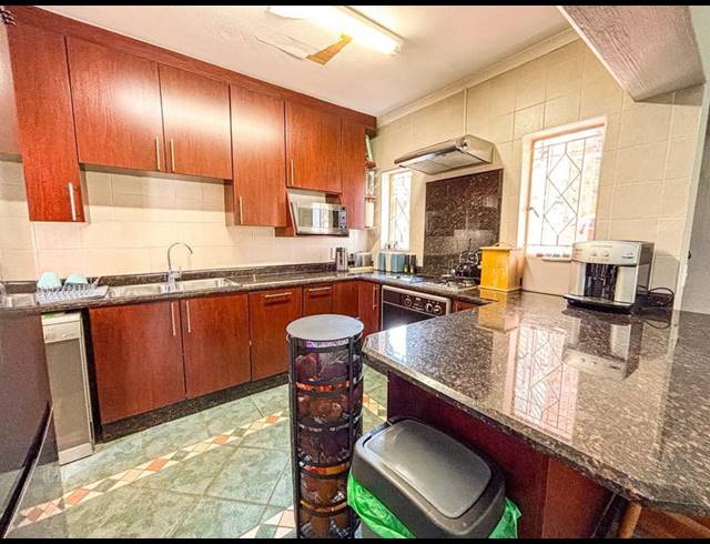 2 BEDROOM TOWNHOUSE FOR SALE IN BASSONIA